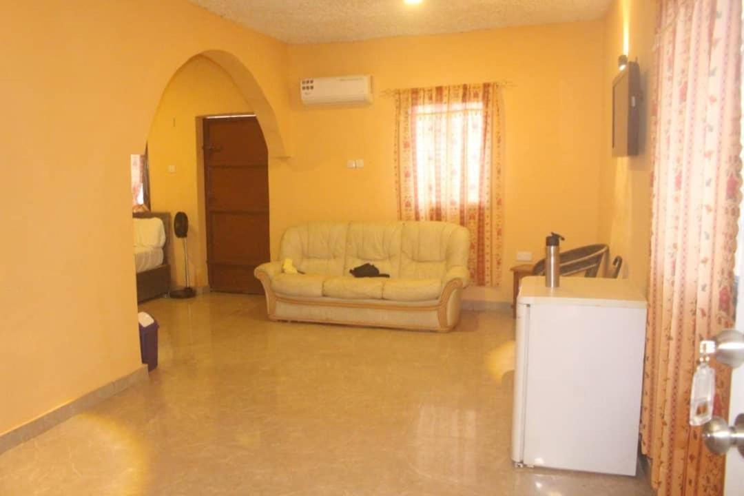 Debora Guest House Freetown Bagian luar foto